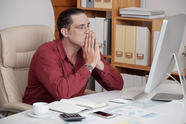 Empresário insatisfeito com seu trabalho