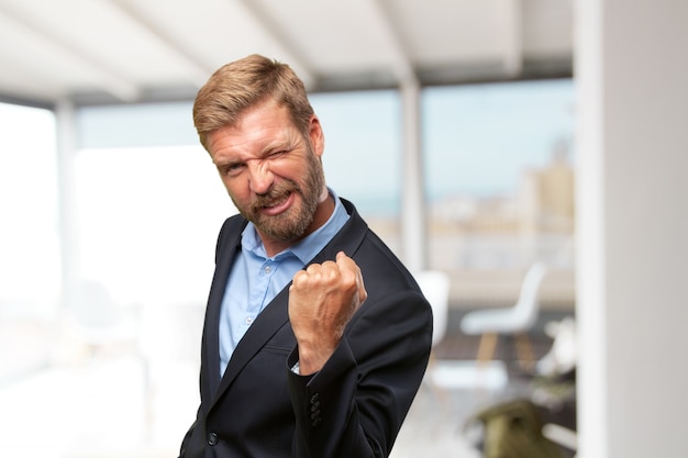 Foto grátis empresário loiros expressão feliz