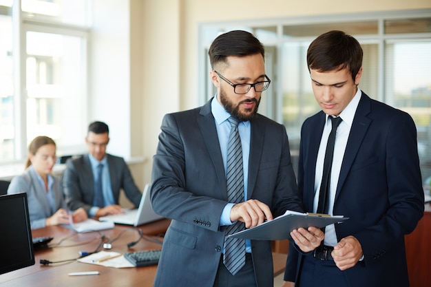 Empresário mostrando as mudanças no relatório