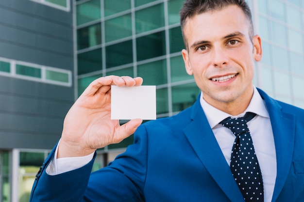 Empresário mostrando cartão de visita em branco