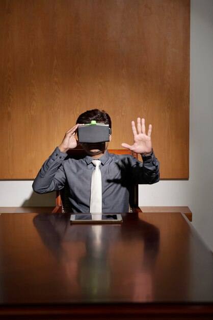 Empresário no fone de ouvido de realidade virtual