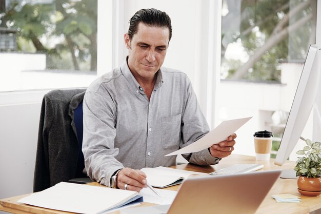 Empresário ocupado com o trabalho