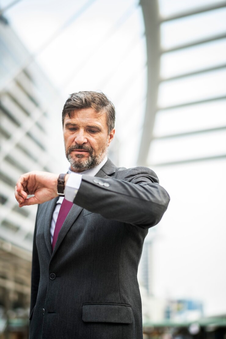 Foto grátis empresário ocupado olhando para o relógio