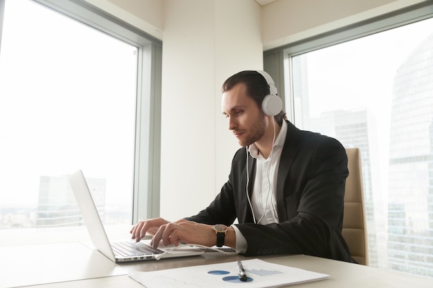 Empresário participa de conferência on-line