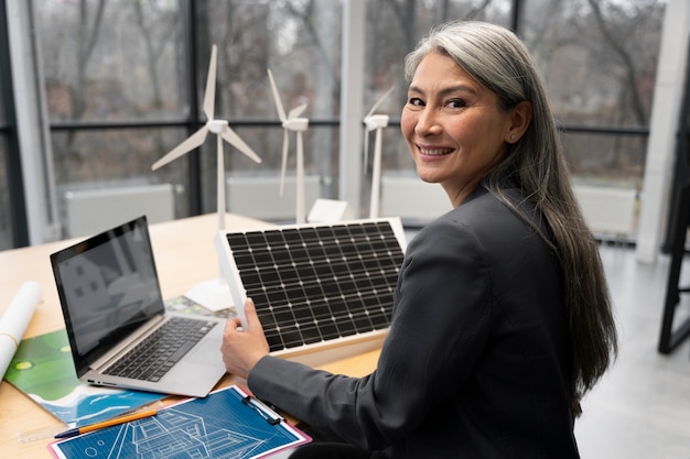 Foto grátis empresário planejando energias alternativas