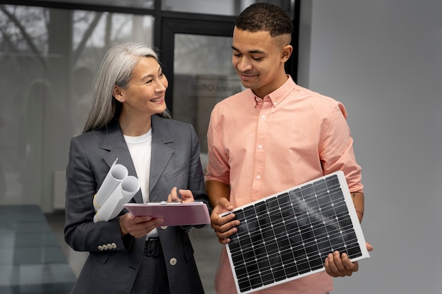 Empresário planejando energias alternativas