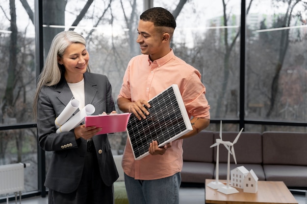 Foto grátis empresário planejando energias alternativas