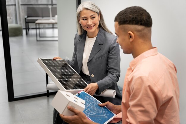 Empresário planejando energias alternativas