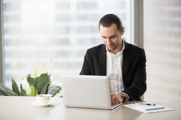 Foto grátis empresário se comunica com os colegas on-line