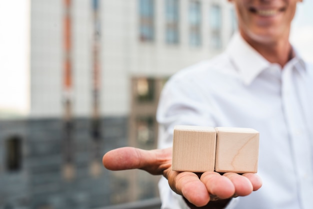 Foto grátis empresário segurando cubos na mão