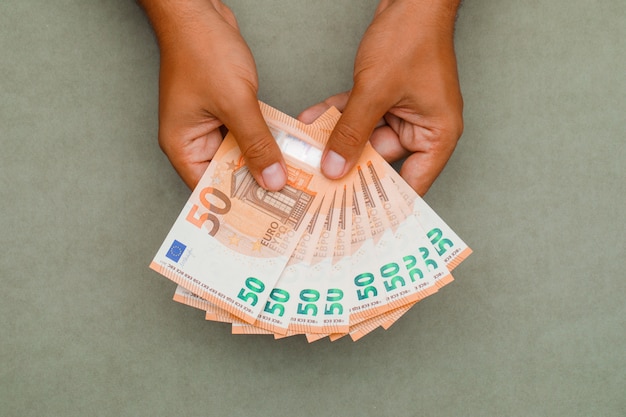 empresário segurando notas de euro.