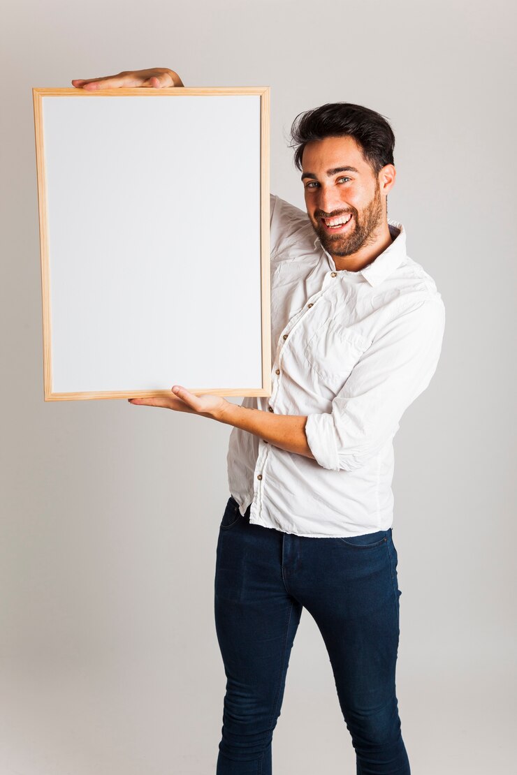 Foto grátis empresário sorridente com quadro branco