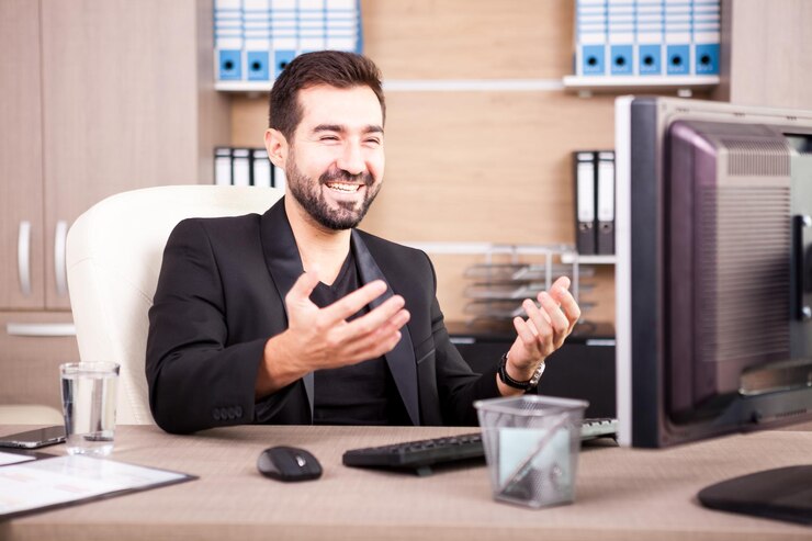 Foto grátis empresário sorridente, trabalhando em seu escritório. empresário em ambiente profissional