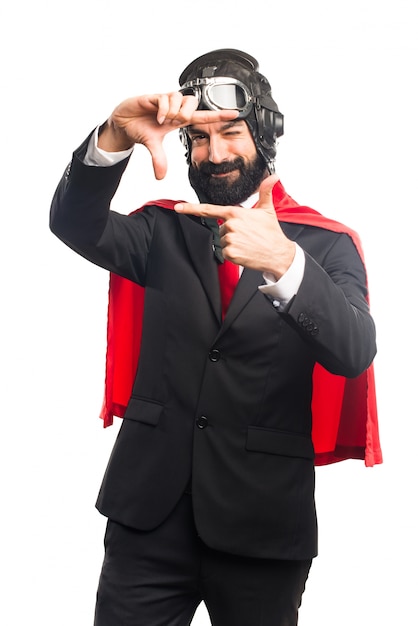 Foto grátis empresário super-herói focado com os dedos