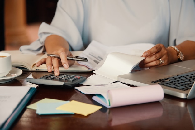 Empresário trabalhando com contas