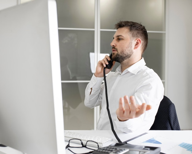 Foto grátis empresário trabalhando duro no escritório