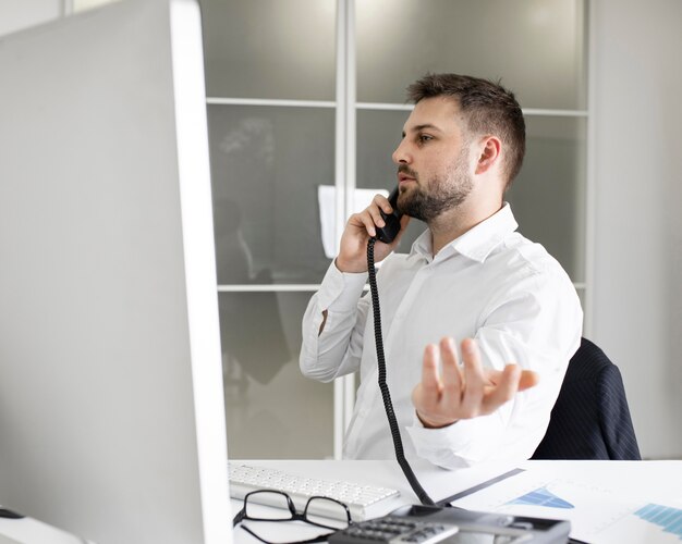 Empresário trabalhando duro no escritório