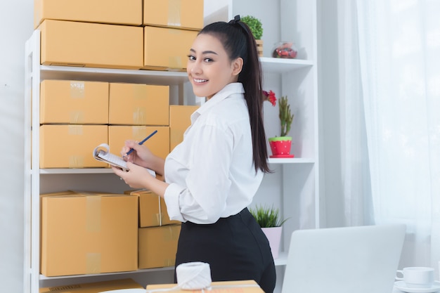 empresário trabalhando em casa escritório