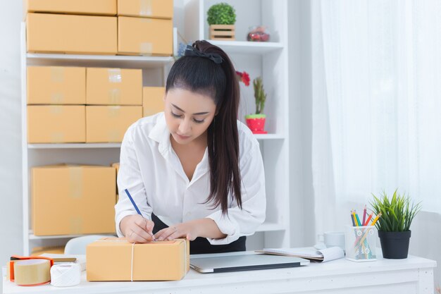 empresário trabalhando em casa escritório