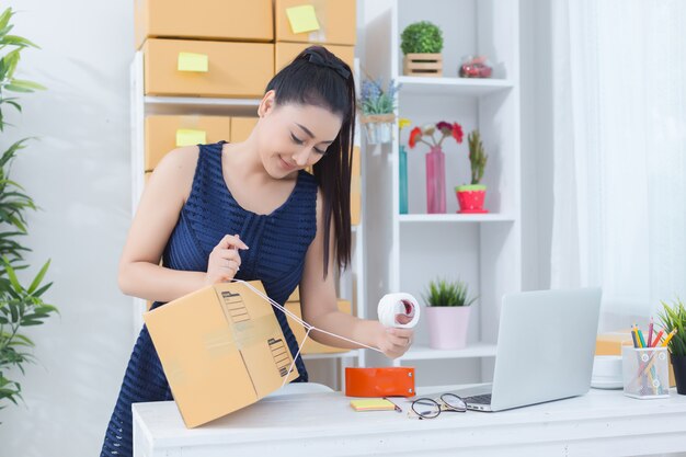 empresário trabalhando em casa escritório