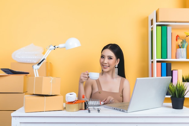 Foto grátis empresário trabalhando em embalagens de escritório em casa.