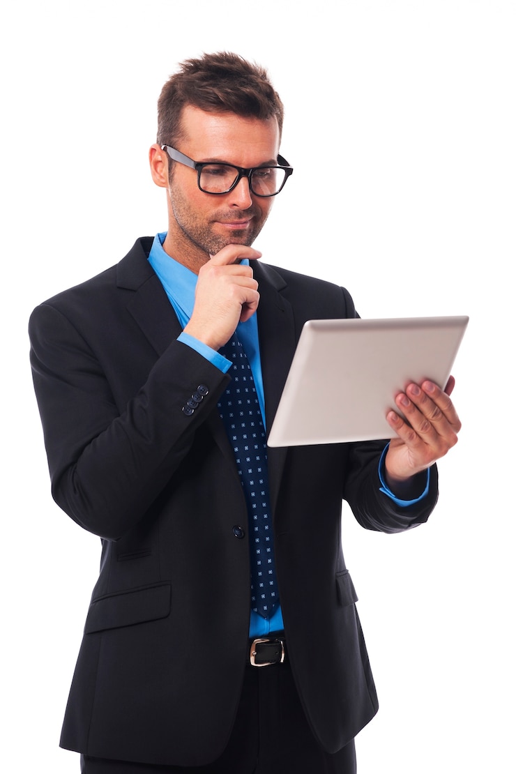 Foto grátis empresário trabalhando em seu tablet digital