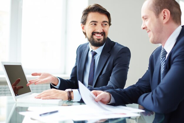 Empresário usando laptop para apresentar um relatório