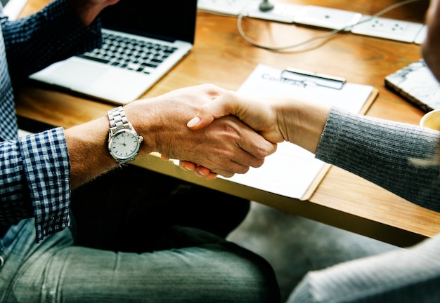 Empresários apertando as mãos em acordo