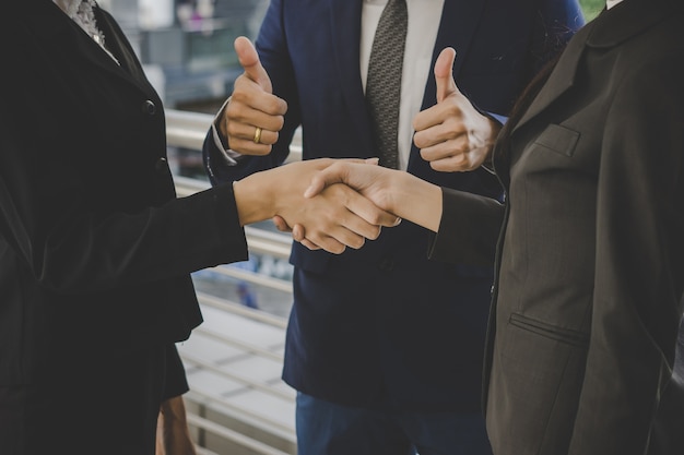 Foto grátis empresários apertando as mãos, terminando as negociações. conceito de negócios.