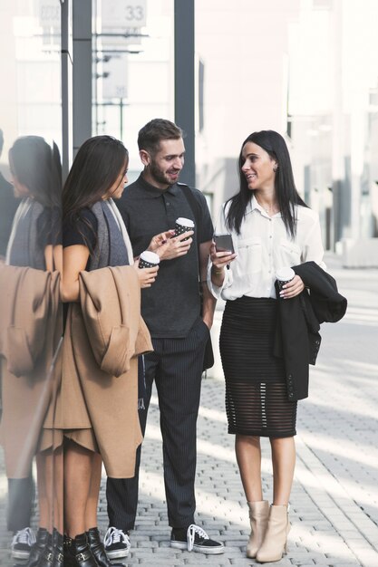 Empresários com café e smartphone