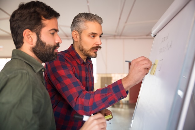 Empresários compartilhando idéias para o projeto