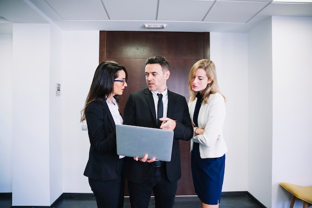 Foto grátis empresários corporativos segurando laptop