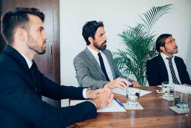 empresários elegantes prestando atenção