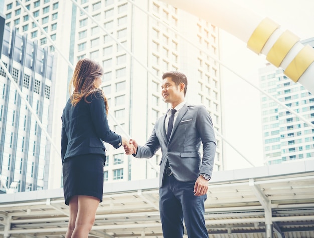 Empresários felizes apertando as mãos. Sucesso empresarial.