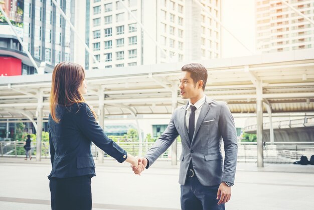 Empresários felizes apertando as mãos. Sucesso empresarial.