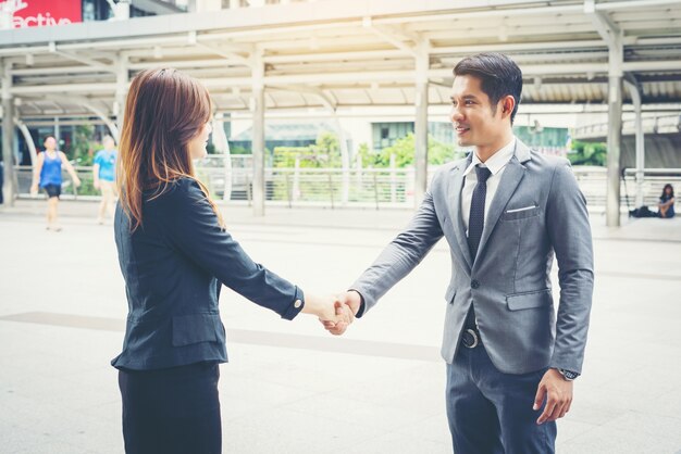 Empresários felizes apertando as mãos. Sucesso empresarial.