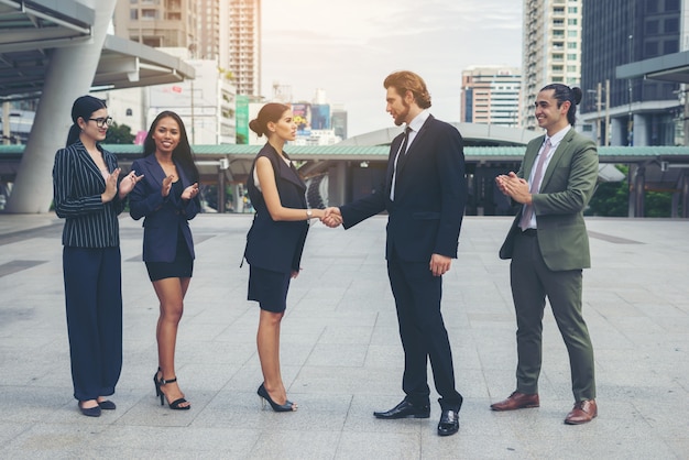 Empresários felizes apertando as mãos. Sucesso empresarial.