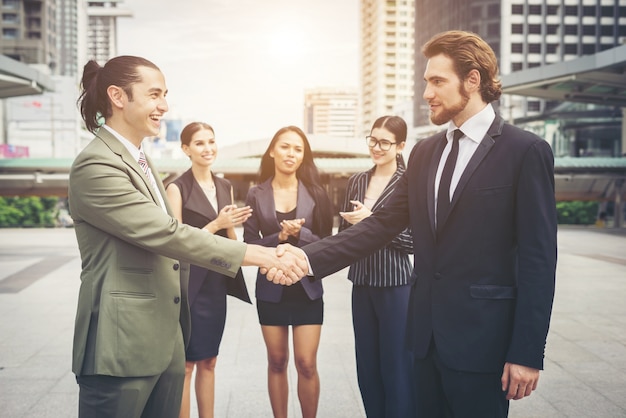 Empresários felizes apertando as mãos. sucesso empresarial.