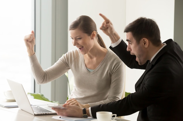 Empresários felizes comemorando o sucesso do negócio on-line