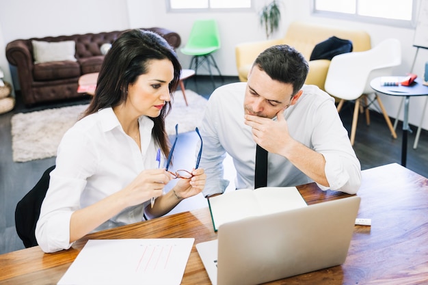 Empresários modernos com laptop