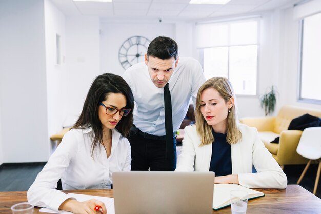 Empresários modernos na mesa