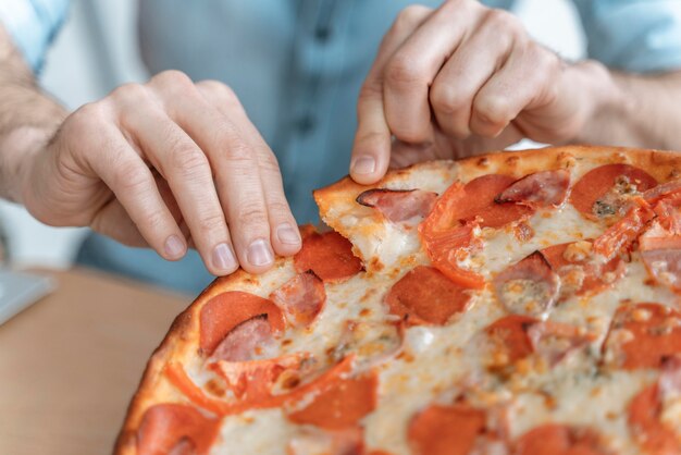 Empresários na hora do almoço comendo pizza de perto