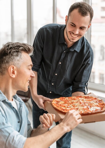 Empresários na hora do almoço comendo pizza