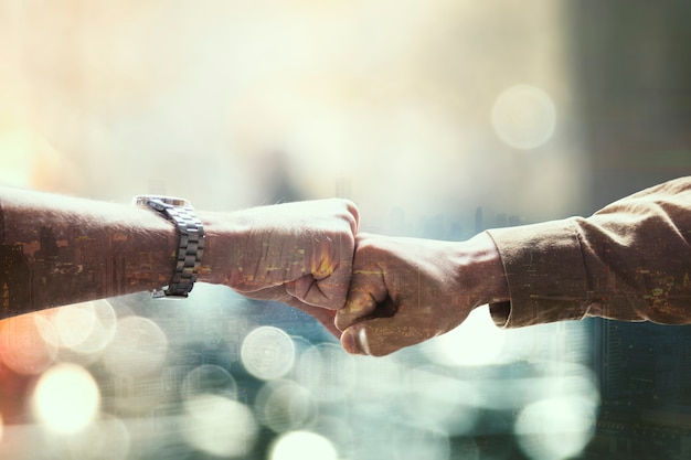 Empresários profissionais juntando-se às mãos do fundo do bokeh da cidade