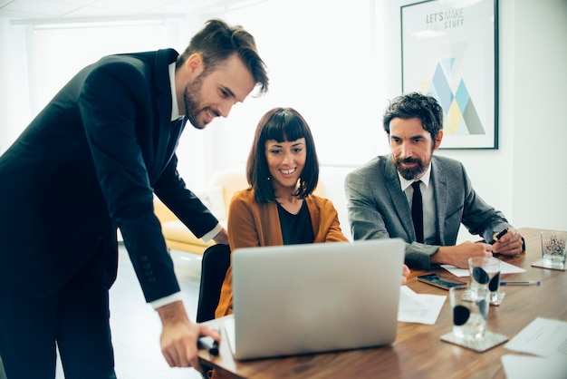 Empresários que pagam a atenção para o laptop