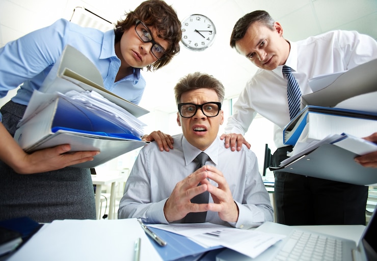 Foto grátis empresários que têm problemas no escritório