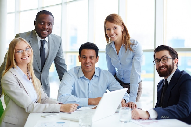 Empresários que têm um bom tempo na reunião