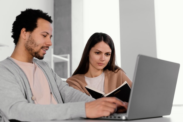 Empresários que trabalham em uma empresa