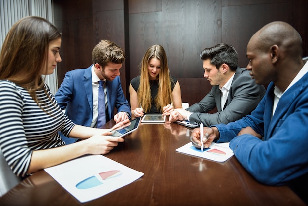 Empresários que trabalham no escritório