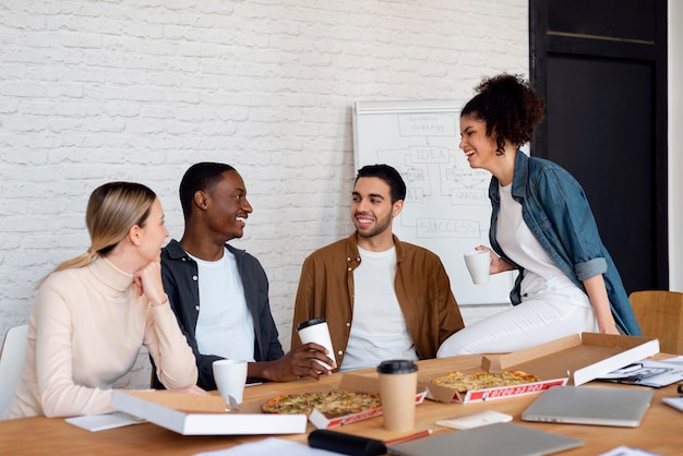 Empresários sorridentes com dose média de pizza